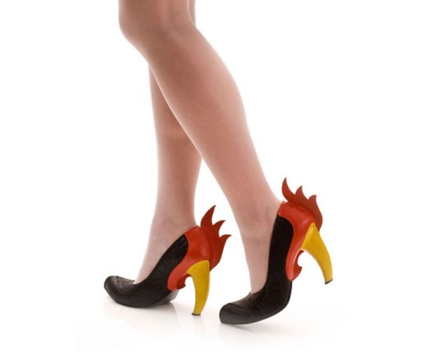 Designer de calçados Kobi Levi criou sapatos de salto alto inspirados em galinhas e galos. (Foto: Reprodução)