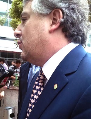 Presidente do Palmeiras exibe gravata com porcos em eleição da CBF