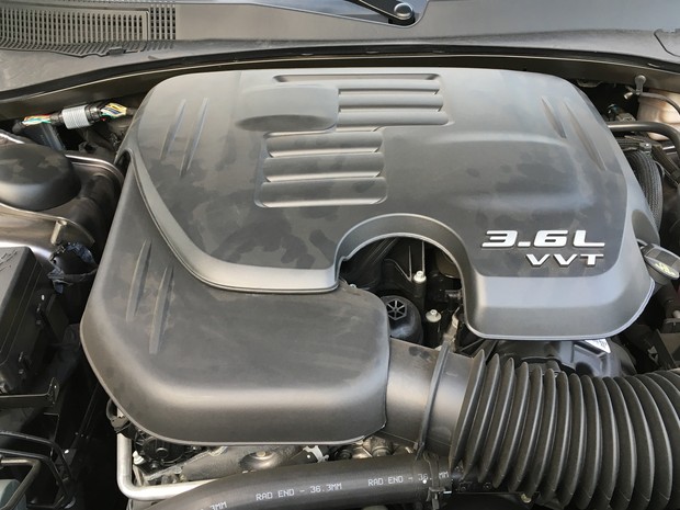 Motor V6 Pentastar do Chrysler 300C desenvolve 296 cv (Foto: AndrÃ© PaixÃ£o/G1)