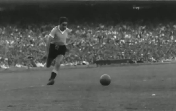 Ghiggia parte para fazer gol do título uruguaio em 1950 (Foto: Reprodução / SporTV) Ghiggia parte para fazer gol do título uruguaio em 1950 (Foto: Reprodução / SporTV)