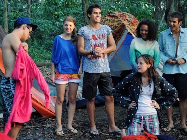 Orelha, com muito frio, veste um casaco rosa (Foto: Malhação / TV Globo)