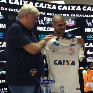 Clayton é apresentado no Timão e lembra reação do pai: 