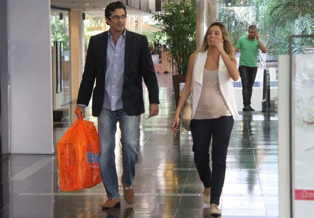 Luciano e Luhanna foram fotografado em shopping carioca na quarta-feira (5) (Foto: Daniel Delmiro/AgNews)