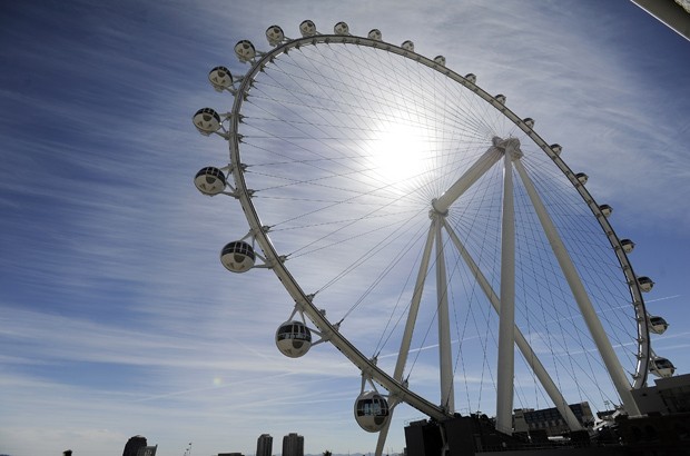  A roda-gigante High Roller, em Las Vegas, foi inaugurada nesta segunda-feira (31)  (Foto: AP Photo/David Becker)