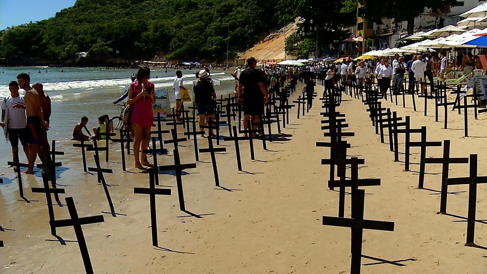 Praia de Ponta Negra virou 'cemitério' em protesto por número de homicídios no RN (Foto: Reprodução/Inter TV Cabugi)