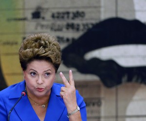 A presidente Dilma Rousseff (PT) fala com governadores da base aliada em encontro em Brasília nesta terça-feira (7) (Foto: Eraldo Peres/AP)