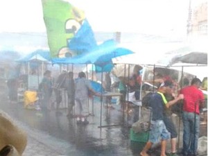 Chuva arrasta barracas na feira em Taubaté (Foto: Caio César/Vanguarda Repórter)