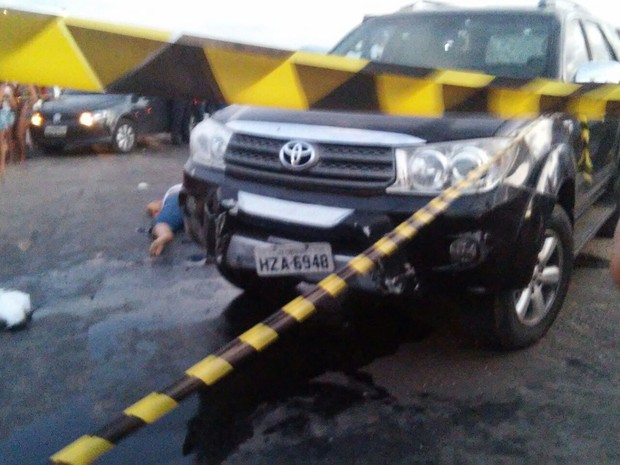 Carro ficou com várias marcas de tiro (Foto: PRF/Divulgação)