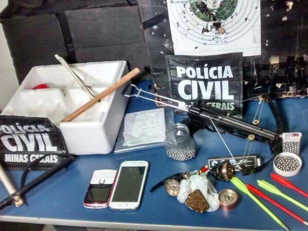 Uma besta e várias bolas de metal foram apreendidas com o casal em Andradas (Foto: Reprodução EPTV)