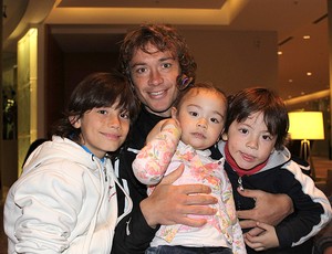 Lugano com os filhos (Foto: João Garschagen / Globoesporte.com)