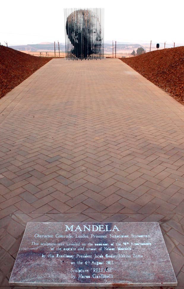 Feita pelo artista Marco Cianfanelli, a estátua tem 10 metros de altura e é feita por 50 colunas de aço cravadas em uma base de concreto. Mandela, hoje com 94 anos, foi preso em 5 de agosto de 1962, próximo a Howick, meses depois de ter fundado o braço ar (Foto: Rajesh Jantilal/AFP)