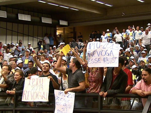 Manifestantes participaram da sessão para pedir revogação do novo IPTU de Ribeirão Preto (Foto: Chico Escolano/EPTV)