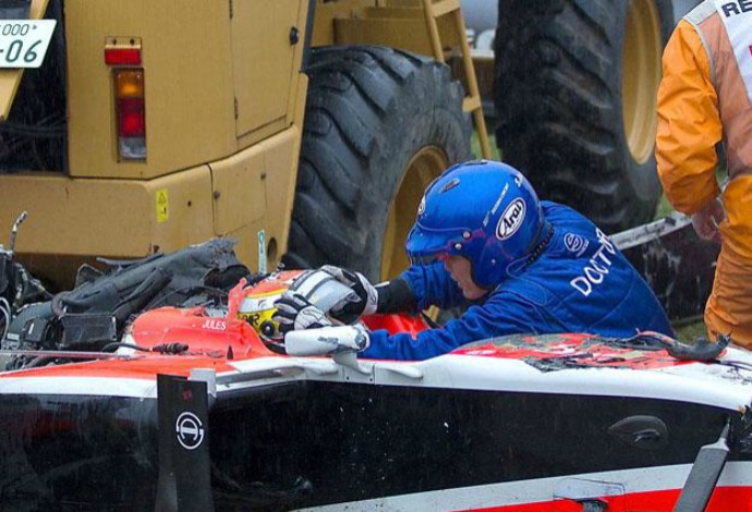 Médico da Fórmula 1 retira cuidadosamente o capacete de Jules Bianchi após o acidente em Suzuka (Foto: Formule1nieuws.nl)