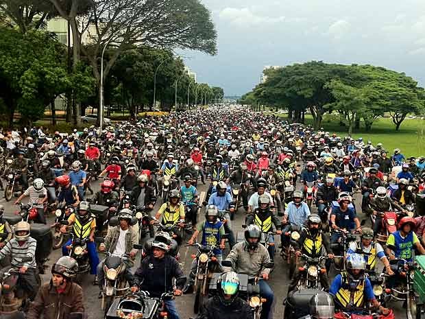 Motociclistas ocupam todas as seis faixas da Esplanada dos Ministérios na tarde desta sexta-feira (1) (Foto: Raquel Morais/G1)