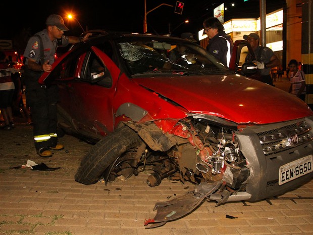 G1 Batida Entre Dois Carros Em Avenida Deixa 1 Criança E Três Adultos Feridos Notícias Em 