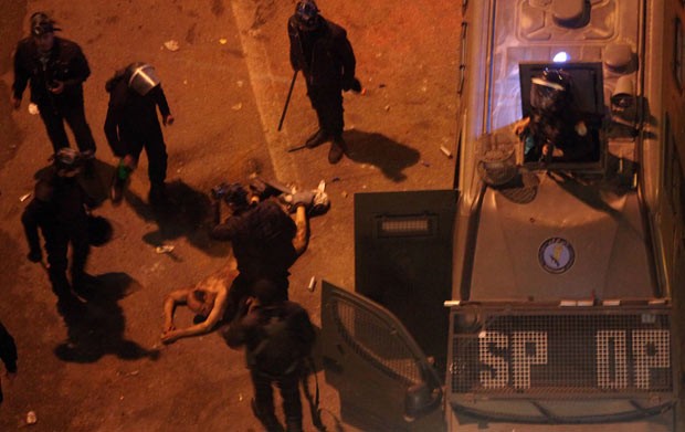 Imagem da agressão ocorrida em 1º de fevereiro no Cairo (Foto: AP)