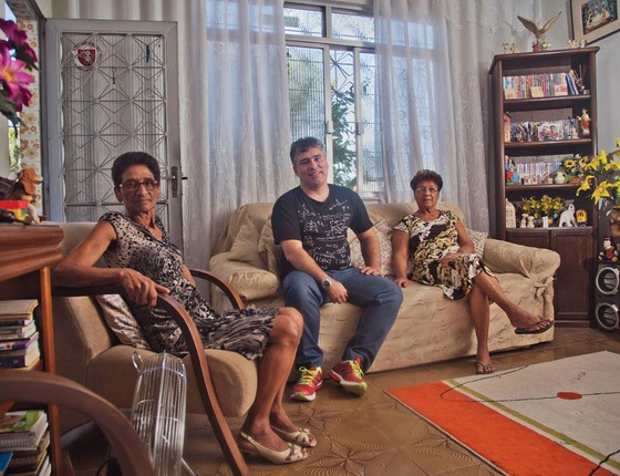 Ao lado,Luiz Felipe entre a tia Luiza (á esquerda) e a mãe ,Elvira,na casa de dois quartos que aluga em Curicica. (Foto:  Pedro Farina/ÉPOCA)
