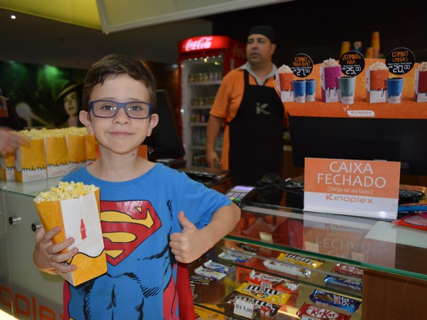 Igor de Oliveira Simões, de 10 anos, também estava ansioso para assistir o filme com o grupo (Foto: Camilla Motta/G1)