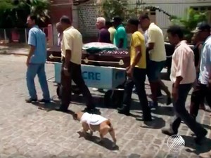 Cadela acompanha enterros há três anos em Tanquinho (Foto: Reprodução/TV Bahia)
