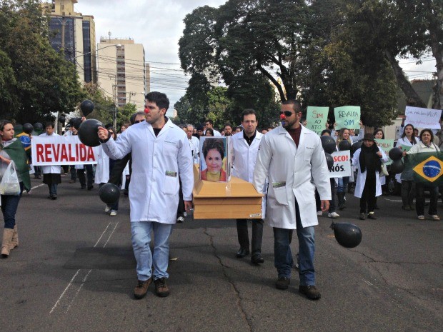 Protesto dos médicos em MS (Foto: Gabriela Pavão/ G1 MS)