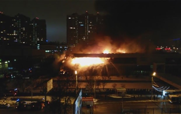 Incêndio em biblioteca de Moscou, na Rússia, mobilizou bombeiros (Foto: Reprodução/YouTube/Eugene Pchelnikoff)