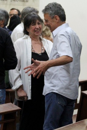 Martha Alencar, viúva de Hugo Carvana, recebe o carinho de Chico Buarque (Foto: Rodrigo dos Anjos / AgNews)