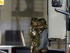Miley Cyrus troca beijos (e muito mais) com modelo Stella Maxwell