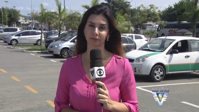 Repórter Tatyana Jorge pouco antes do assalto ao vivo (Foto: Reprodução/TV Tribuna)