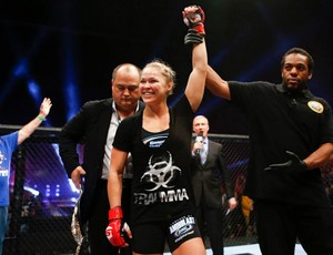 Ronda Rousey comemora vitória no Strikeforce (Foto: Divulgação/ Strikeforce)