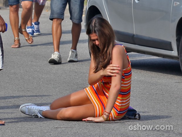 Luiza é atropelada e sente dores (Foto: Carol Caminha/ TV Globo)