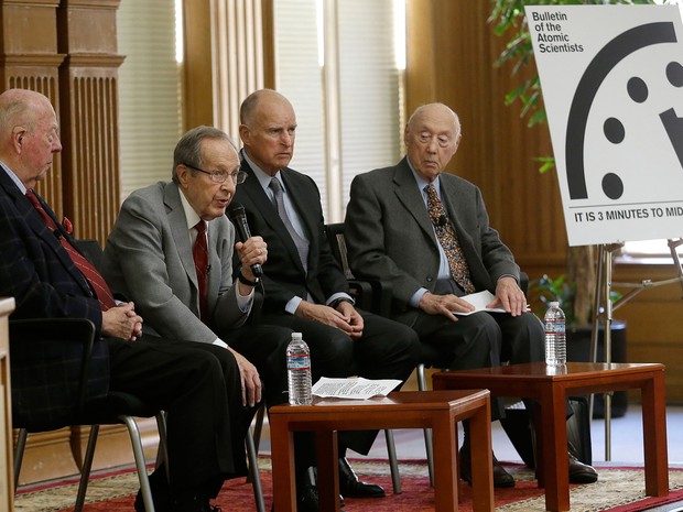 Ex-secretário da Defesa dos EUA William Perry (com microfone) fala ao lado do ex-secretário de Estado dos EUA George Shultz (esq.), governador Jerry Brown e Jerry Seelig depois da divulgação do Relógio do Juizo Final  (Foto: AP Photo/Jeff Chiu)