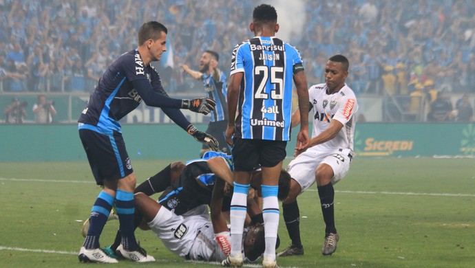 Kannemann e Erazo se agarram no gramado da Arena (Foto: Diego Guichard)