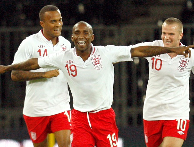 Jermain Defoe comemora gol da Inglaterra contra a Itália (Foto: Reuters)