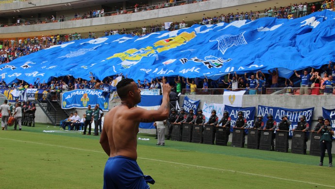 Sem camisa, Jr. Paraíba comemora após marcar de pênalti na grande final (Foto: Gabriel Mansur)