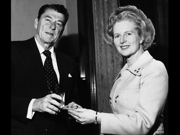 Abril de 1975 - Ronald Reagan, então ex-governador da Califórnia, presenteia Margaret Thatcher com uma medalha durante reunião no gabinete dela na Casa dos Comuns em Londres. Cinco anos depois, ele seria eleito presidente dos EUA (Foto: AP/Arquivo)