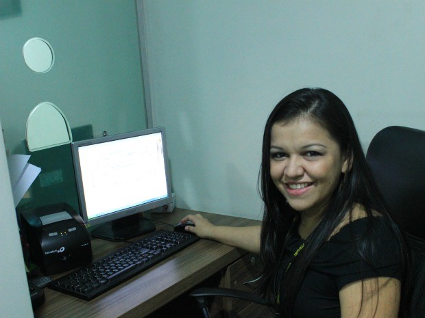 A própria gerente de uma central de Call Center de uma empresa de rádio táxi em Manaus já teve problemas por trabalhar em uma má postura (Foto: Marcos Dantas / G1 AM)