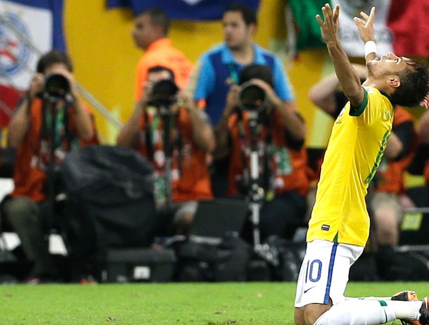 Neymar comemoração gol final Brasil Espanha (Foto: AP)
