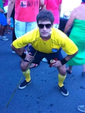 Rodrigo Castanheira, auxiliar que não viu gol do Vasco, vira fantasia no carnaval carioca