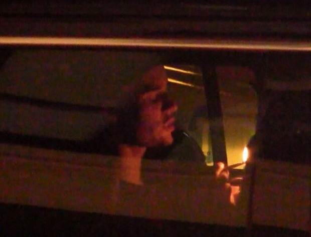 Justin Bieber é flagrado com cigarro suspeito em festa