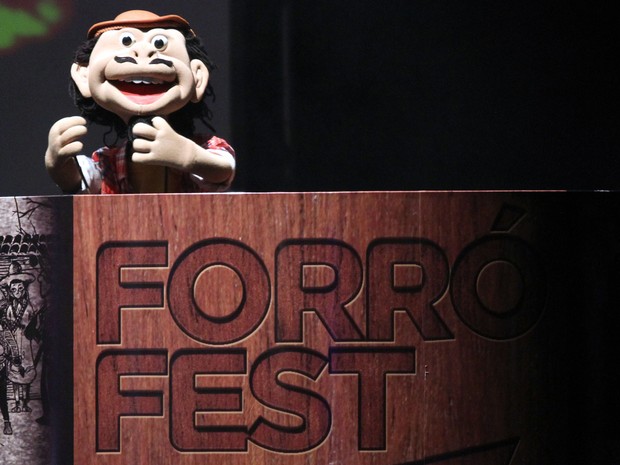Chico Forró comandou a noite na primeira eliminatória do Forró Fest, que aconteceu em Cabedelo (Foto: Francisco França/Jornal da Paraíba)
