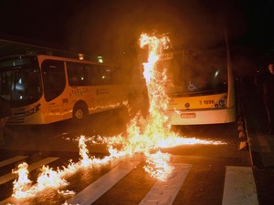 Manifestantes colocaram fogo em ônibus durante protesto em SP (Foto: Nelson Almeida/AFP)