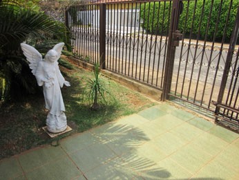 Estátua de anjo no jardim de entrada da casa (Foto: Isabella Calzolari/G1)