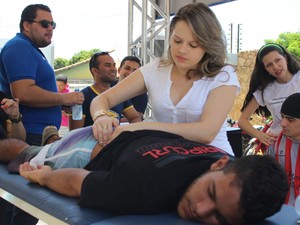 ENEM 2015 - DOMINGO (25) – TERESINA (PI) – No Piauí, local de prova oferece massagem para candidatos do Enem (Foto: Fernando Brito/G1)