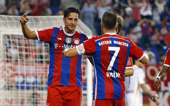 Claudio Pizarro e Frank Ribéry, Bayern 1 x 0 Chivas (Foto: Reuters)