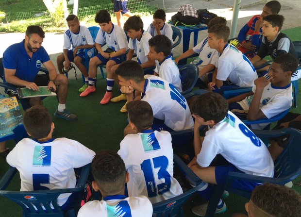 Mico Freitas dá instruções para seu time, Real Brasil (Foto: Reprodução)