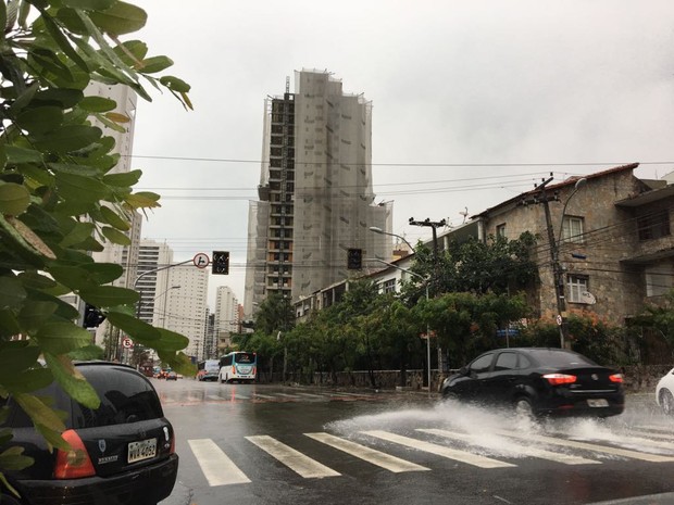 Sinal piscante na Avenida Monsenhor Tabosa com Rui Barbosa; sábado começa chuvoso em Fortaleza (Foto: Viviane Sobral/G1)