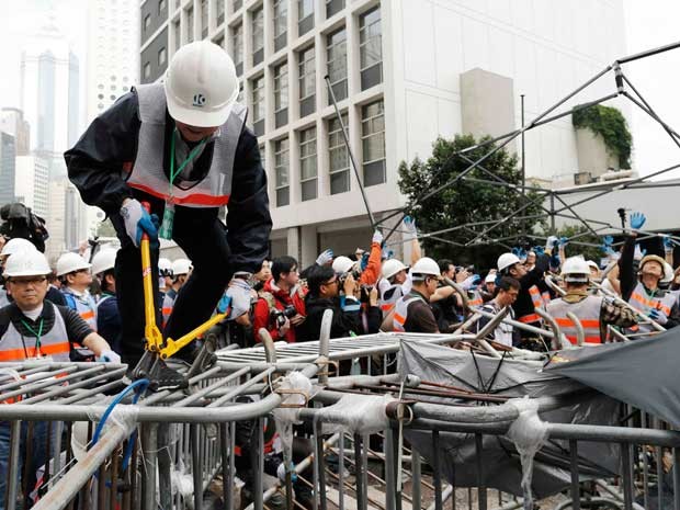 Funcionário usa um alicate de corte para desmantelar barricada em Hong Kong. (Foto: Tyrone Siu /Reuters) Funcionário usa um alicate de corte para desmantelar barricada em Hong Kong. (Foto: Tyrone Siu /Reuters)