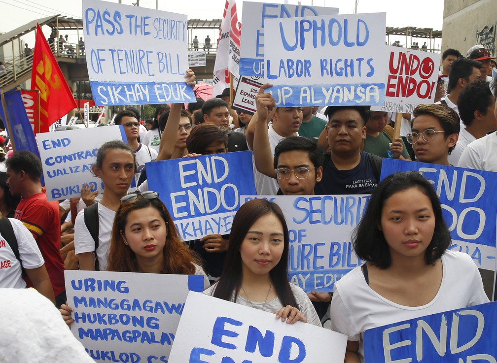 Manifestantes se reúnem antes de marchar em direção ao palácio presidencial em Manila, nas Filipinas, para protestar pelo 1º de maio. — Foto: Bullit Marquez/AP
