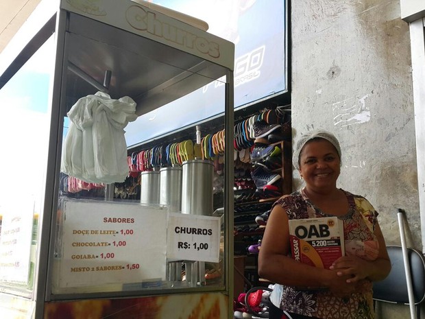 A vendedora de churros Maria Odete Silva, que pagou a faculdade de direito e escola dos filhos comercializando doces a R$ 1 em Brasília (Foto: Raquel Morais/G1)