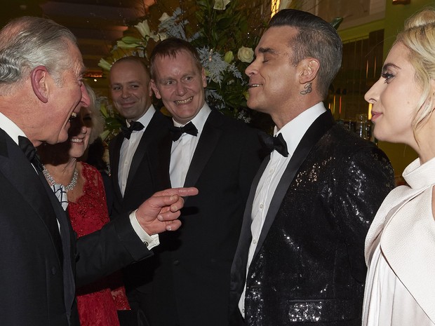 Príncipe Charles, Robbie Williams e Lady Gaga em evento em Londres, na Inglaterra (Foto: Niklas Halle&#39;n/ AFP)